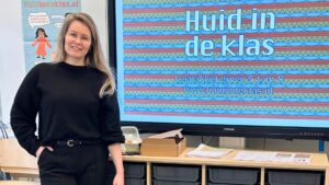 Huidtherapeut Ilse geeft les in Huid in de Klas