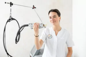 Huidtherapeut Annebel de Roode met de Gentle Max Pro ontharingslaser. Licht en lasertherapie bij Huidzorg West.