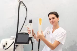 Huidtherapeut Annebel de Roode van Huidzorg West in Delft met de IPL en laserapparatuur